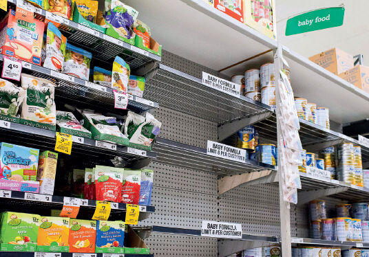 p61 当地时间2015年11月12日，澳大利亚悉尼，一家商店的货架上婴儿配方奶粉缺货，上面贴着标识，称每位顾客只能限购8罐。CFP