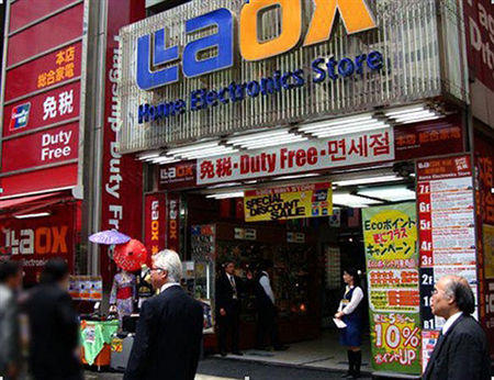 东京有好多所谓的免税店，旅行团经常去，要注意有一些是台湾或大陆人开的，里边东西会很贵，也可能有一些假货。东京大的商场只要你免税品买满10800都能免税，根本不存在免税店的说法。Laox电器以前是老牌日本电器店，现在已经是苏宁控股了，专做游客生意。