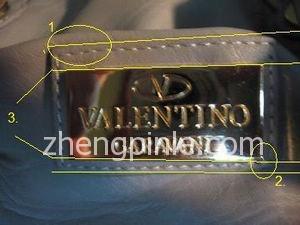 假的华伦天奴Valentino皮包外面的金属标牌