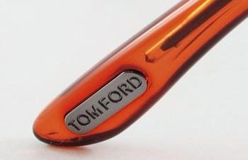 Tom Ford太阳镜的右镜腿金属铭牌