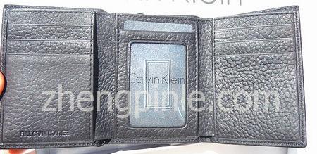 个别竖版的CK钱包夹缝没有品牌logo压印