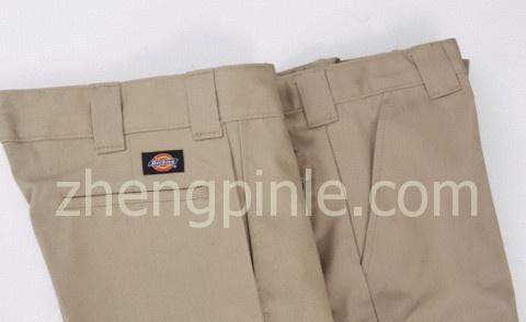 正品Dickies工装裤的口袋封口线与腰带接近垂直，袋口隐蔽