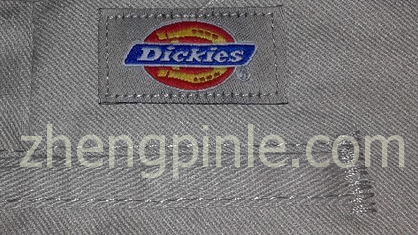 正品Dickies的缝线牢固笔直，口袋边缘等接口处都有反复匝线加固