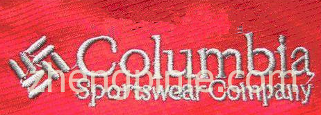 假的Columbia冲锋衣LOGO刺绣粗糙扭曲，字母间有连线