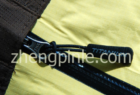正品哥伦比亚衣服拉链周围的压胶条宽度约1厘米宽