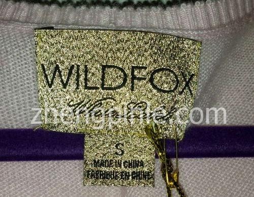 Wildfox的高端针织系列领标，都标有white label(白标)字样，领标下有尺码及产地标注