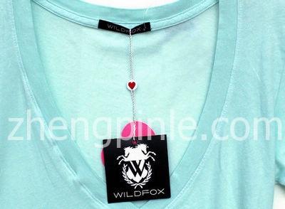 Wildfox T恤的黑色领标及黑色吊牌正面图