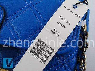新款Marc Jacobs的手袋带有的吊牌上有很多信息，是辨别真假的重点。