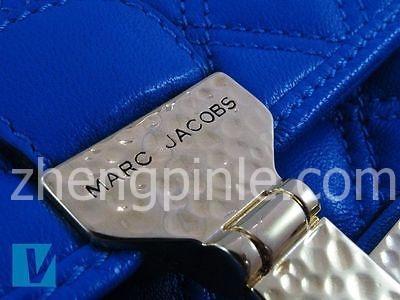 新款Marc Jacobs的手袋的金属配件都是订制的，光泽度高