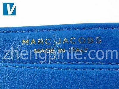 新款Marc Jacobs的手袋内侧的品牌标注图