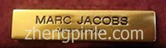 Marc Jacobs包内的铭牌上字母R的腿如果是弯的则必假