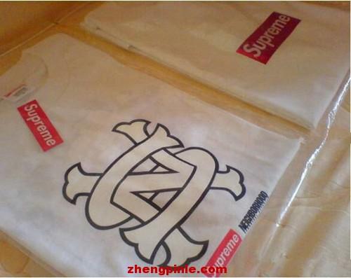 正品supremeT恤为提倡环保，包装简单为塑料袋