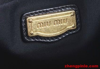 真品MiuMiu的金属logo地位在包的正中，围边的车线和logo的距离非常均称，logo上的字体是手工打造，有高低感。