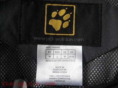 狼爪T恤的洗标有4层，中间的黑色的是尺码标