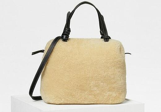 Céline Soft Cube包包今季还推出麂皮和羊绒款