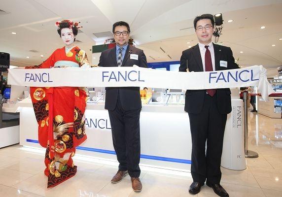 fancl忠孝sogo剪彩仪式(左起)fancl艺伎,fancl区域总经理唐绍勋,sogo