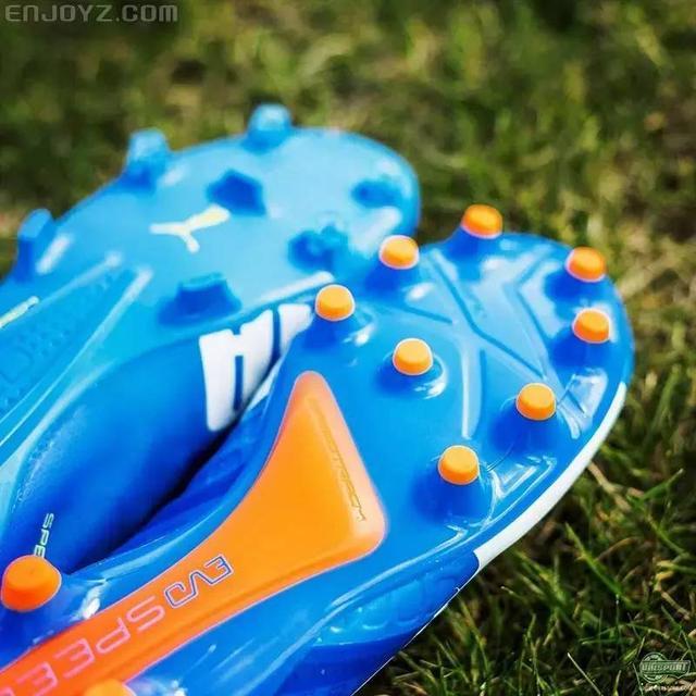 PUMA推出蓝色evoSPEED足球鞋