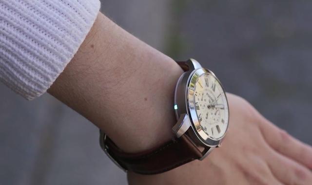 又一款高颜值的智能手表，来自于时尚品牌 Fossil