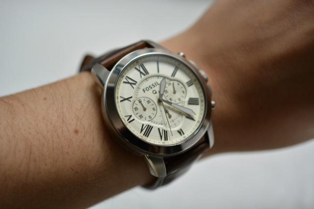 又一款高颜值的智能手表，来自于时尚品牌 Fossil