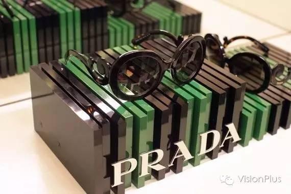 它是PRADA眼镜家族中最有代表性的系列，没有之一！