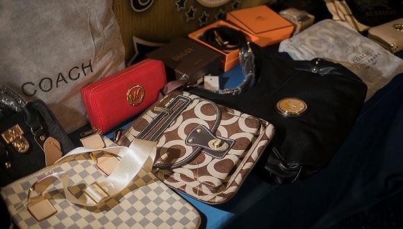 美国最大规模假货走私案告破 假奢侈品包包和香水混在真货里卖出