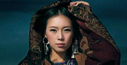 抖音我在晚霞弹起琵琶思念化作飞天壁画是什么歌？